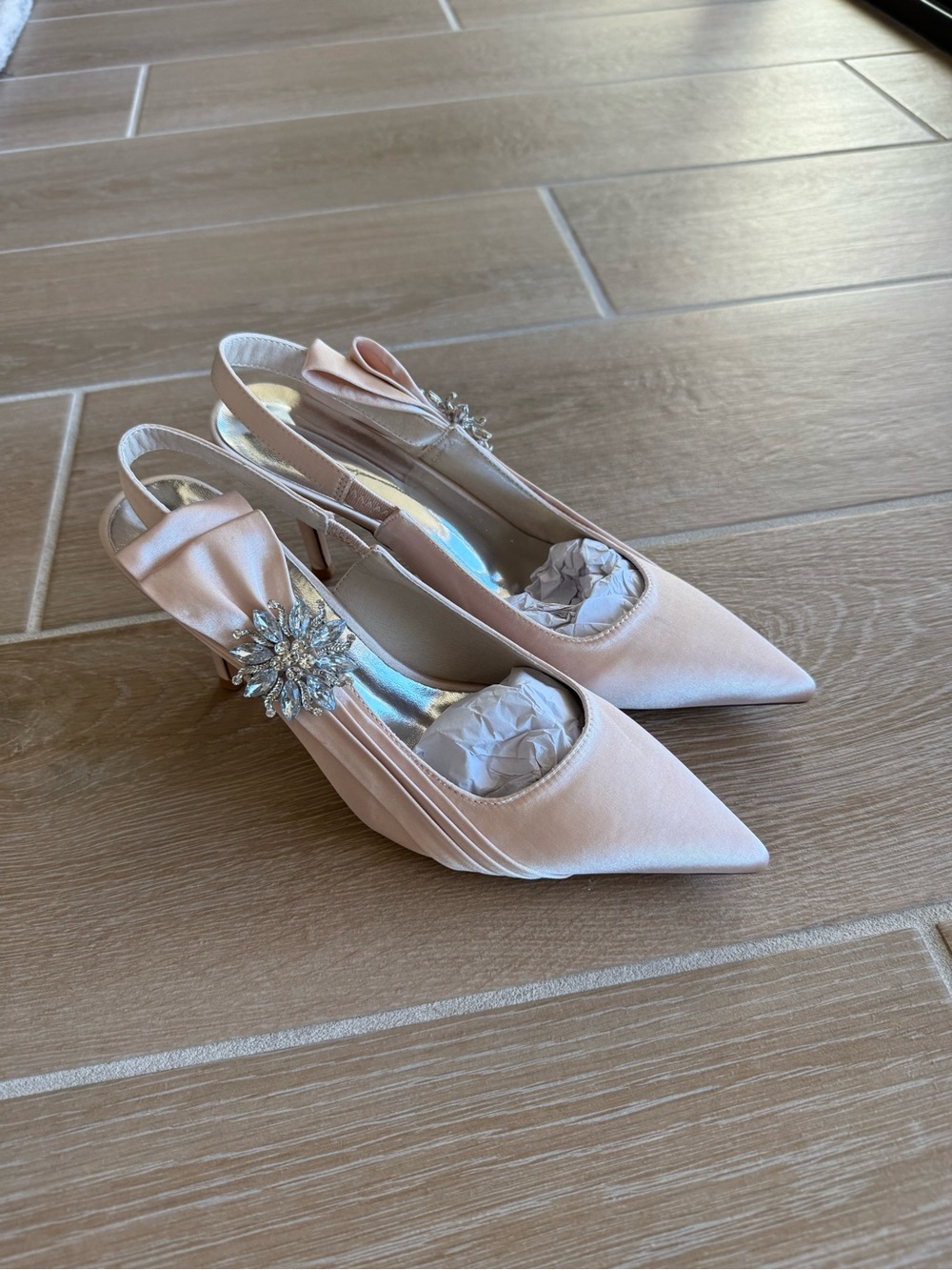 Pointed toe slingback pump